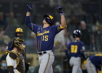 Urías y Woodruff guían a Cerveceros ante Musgrove y Padres