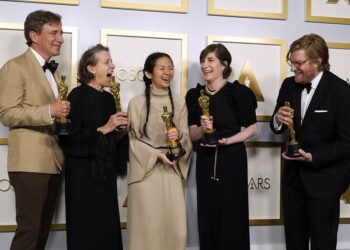 "Nomadland" y Chloé Zhao triunfan en un Oscar inusual