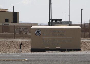 Disminuye apoyo a Biden por tema de niños migrantes según encuesta de AP