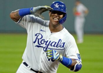 Reales ganó con sencillo de Salvador Pérez