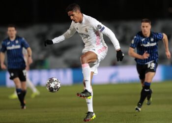 Varane da positivo por COVID-19, no juega ante Liverpool