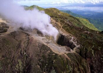 Erupción explosiva sacudió volcán en San Vicente, en el Caribe