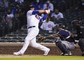 Cachorros sacudió tres jonrones para vencer 5-3 a Cerveceros