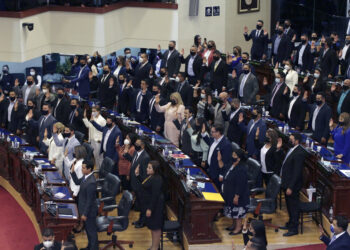 Nueva Asamblea de El Salvador destituyó a magistrados