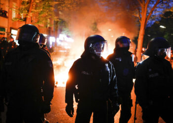 93 policías resultaron heridos en disturbios en Alemania