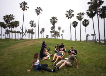 Muertes por Covid en EE.UU. caen a menor nivel en 10 meses