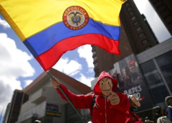 Colombianos protestan y logran caída de reforma a la salud