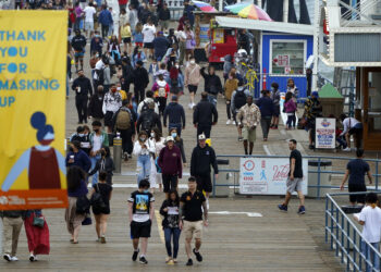 California suspenderá distanciamiento social en un mes más