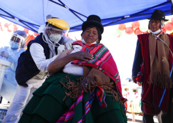 Bolivia y Perú vacunan en equipo a su población de origen aymara