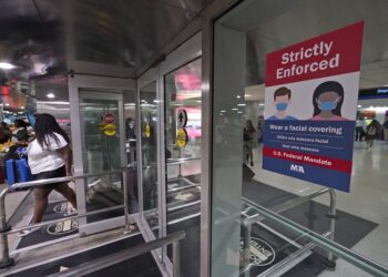 Sancionarán a pasajeros que no usen cubrebocas en aviones