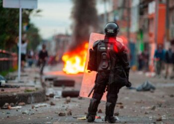Noche de caos en Bogotá con incendio de puestos policiales