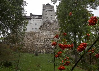 Castillo de Drácula se transforma en centro de vacunación