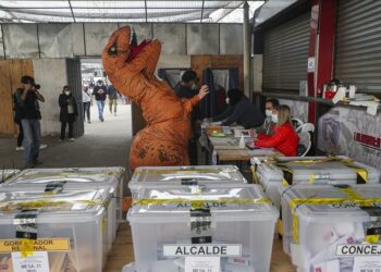 Independientes lideran elección de constituyentes en Chile