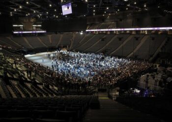 Prueba de salud pública en París: un concierto masivo