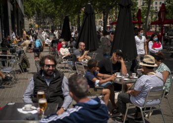 Disminuyen drásticamente los nuevos casos de COVID en Europa