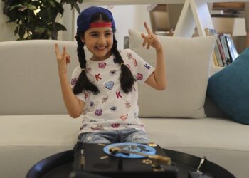 Pequeña DJ de Dubái se abre camino en competencia mundial