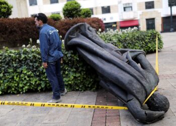 Indígenas derriban estatuas de conquistadores en Colombia