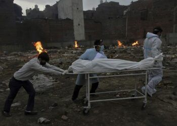 India batió nuevo récord de contagios y suben pedidos para confinamiento