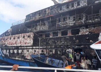 Se incendia ferry indonesio en el mar, todos sobreviven