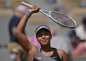 Osaka gana y recibe multa por no hablar con los medios