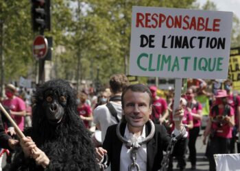 Manifestantes franceses exigen más acciones contra el cambio climático