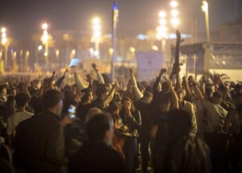 Con fiestas callejeras celebran el fin del estado de emergencia en España