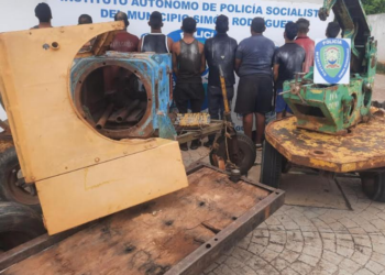 Policías atraparon a 10 hombres con  material estratégico