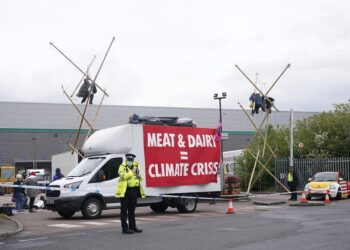Activistas bloquean bodegas de McDonald's en Gran Bretaña