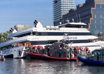 Ferry con más de 100 a bordo quedó atascado en Nueva York