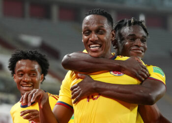 Colombia revive en eliminatoria; golea a Perú, que se hunde
