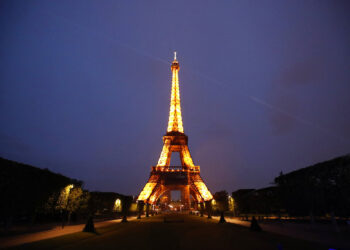 Francia abre puertas a turistas vacunados de algunos países