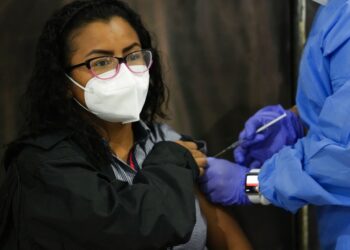 Panamá comienza a vacunar a mujeres jóvenes con AstraZeneca