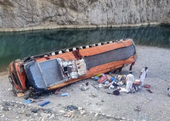 Un bus con peregrinos vuelca en Pakistán, hay 20 fallecidos