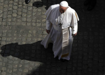 Vaticano regula grupos laicos para evitar abusos de poder