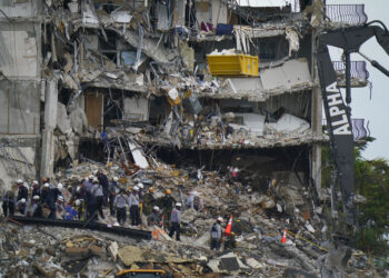 Suman 16 los muertos en torre residencial caída en Florida