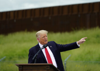 Trump visita la frontera con México y critica a Biden