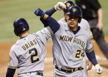 Milwaukee tuvo un inning de 10 carreras en amplia victoria sobre Cachorros