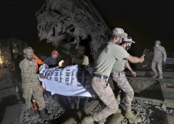 Suben a 63 los muertos en un choque de trenes en Pakistán