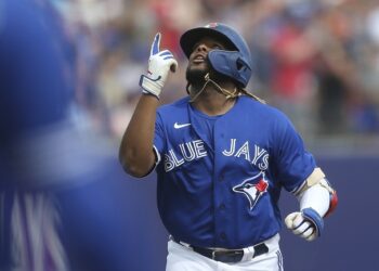 Vladimir Guerrero no da tregua en el liderato jonrones, llegó a 26