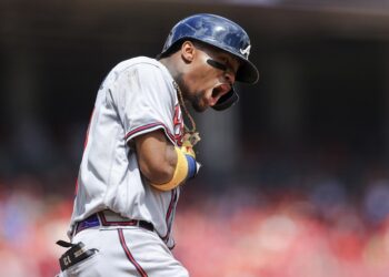Ronald Acuña Jr. conectó cuadrangular para mantener a Bravos cerca de la cima