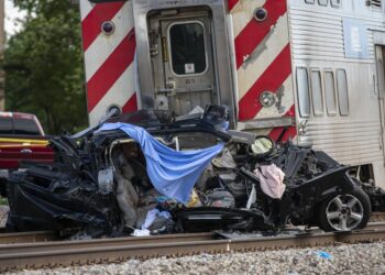 Murieron dos adultos y un niño después de que un tren chocara contra un vehículo en Chicago