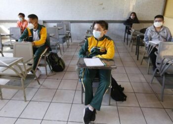 Ecuador autoriza a más de mil colegios volver a presenciales