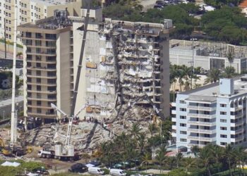Familias se frustran por la lentitud del rescate tras colapso de condominio en Florida