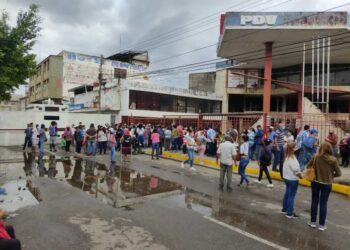 Sigue cerrado acceso por el puente a personas que desean vacunarse en Colombia