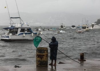 El huracán Enrique apunta a rozar la costa del Pacífico de México