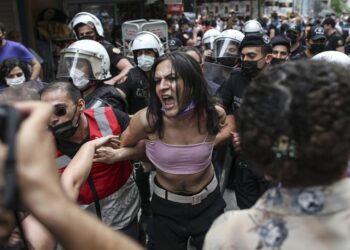 Desfile del Gran Orgullo transcurrió con normalidad en París, mientras la policía turca detuvo manifestantes