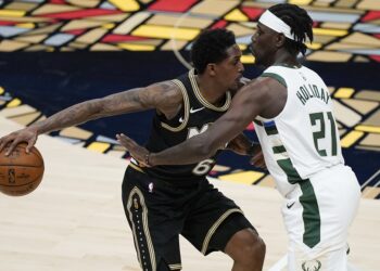 Pese a la ausencia de Young, Atlanta venció a Milwaukee para igualar la Final de la Conferencia Este