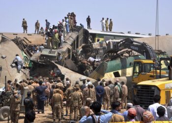 Mueren 40 personas en un choque de trenes en Pakistán (+Video)
