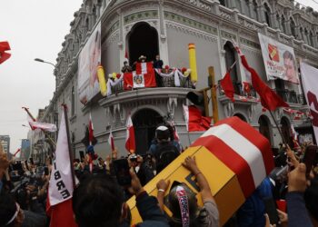 Perú sigue sin resultados días después del balotaje