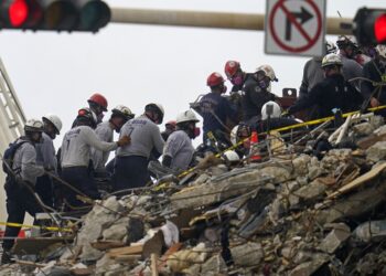 Rescatistas, pendientes del clima en búsqueda en Florida